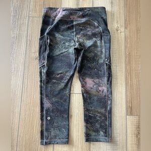 Lululemon leggings Long Capri Size 8 Leggings Multicolor w/pockets
